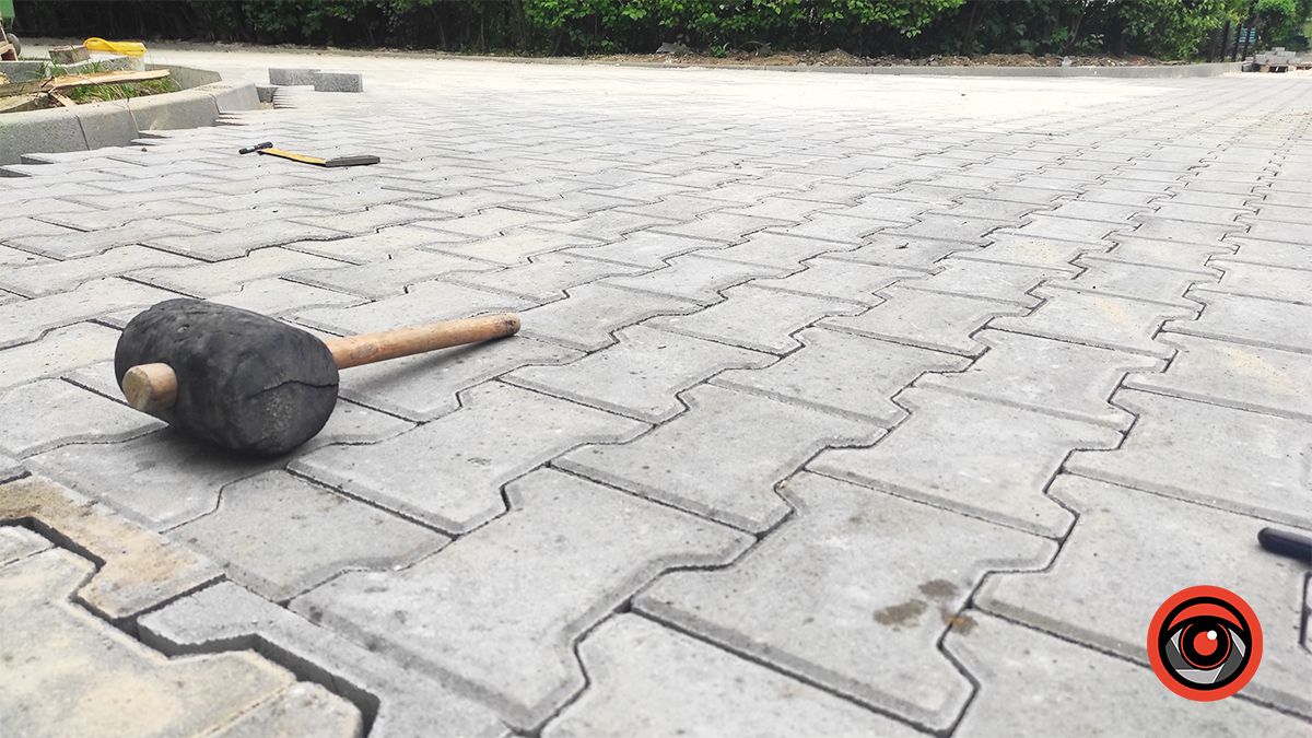 Двори вул. Привокзальної виклали плиткою 6