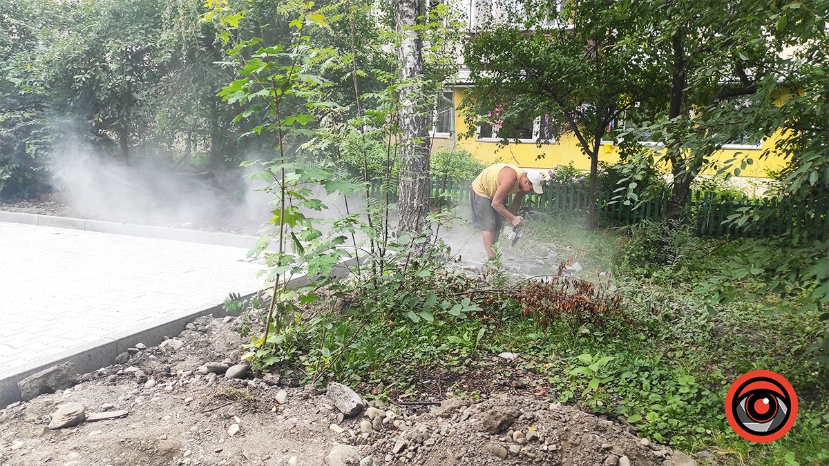 Двори вул. Привокзальної виклали плиткою 3