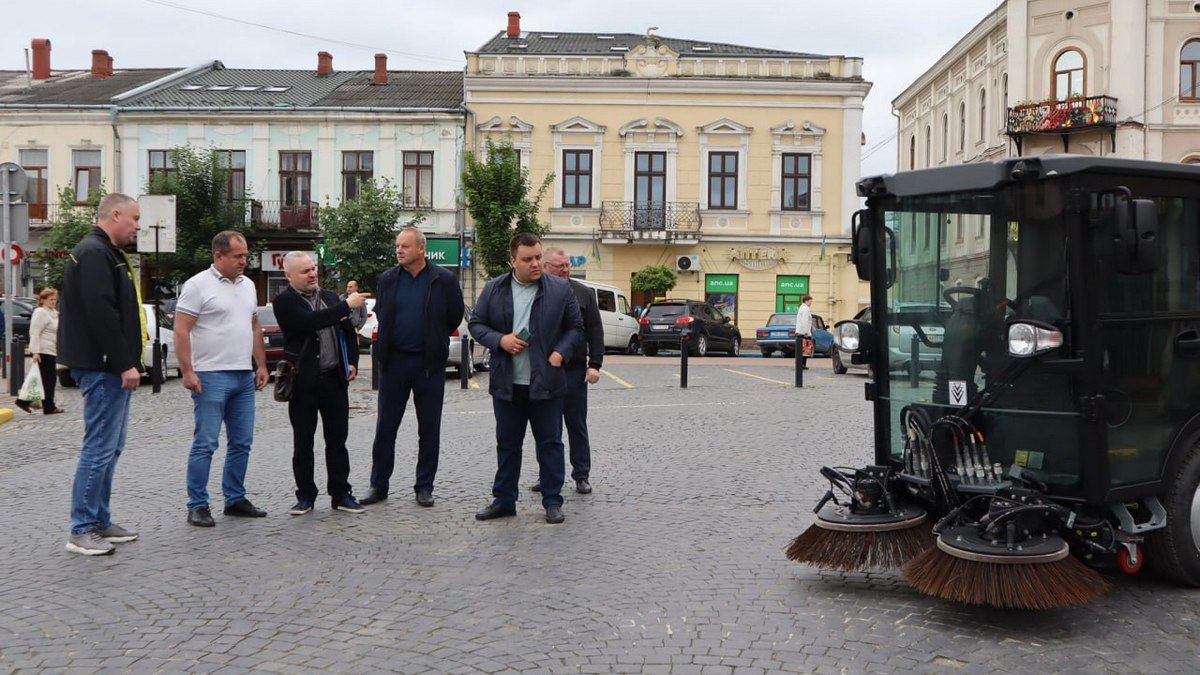 Влада міста оглядає закуплену підмітально-прибиральну машину МС 250 . Вартість - 7млн 235 тис грн. Зекономили на аукціоні менше 5 тис грн.