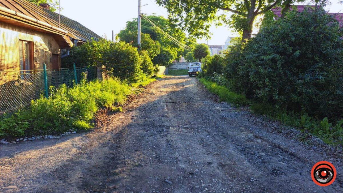 На вулиці Войнаровського в Коломиї защебенили дорогу, але є "але" 2