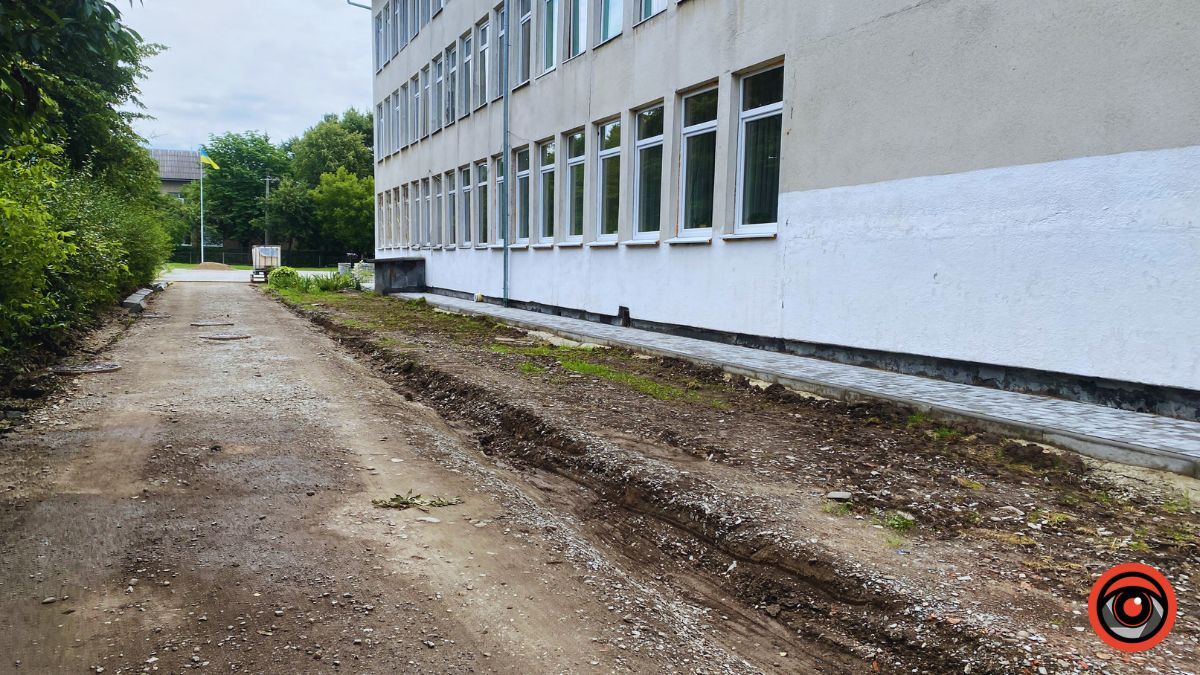 У Коломиї облаштовують територію ліцею №4: скільки це коштує? 4