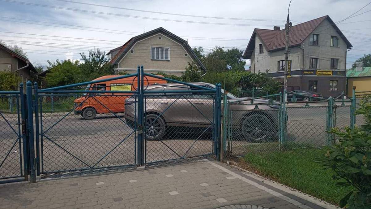 Загородив тротуар, а господарям - заїзд: рагульське паркування у Коломиї 2