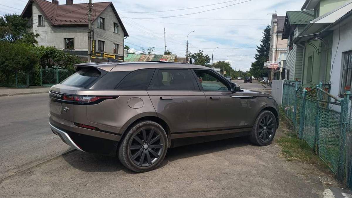 Загородив тротуар, а господарям - заїзд: рагульське паркування у Коломиї 1