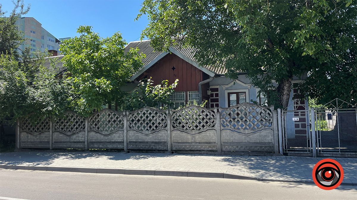 Коломия, вул. Шкрумеляка, 10. Саме в цьому домі Юрій Шкрумеляк мешкав з 1955 до 1957 рр