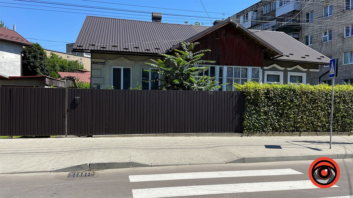 У 1950-і в буд. №1 мешкав колишній професор Коломийської гімназії, учитель №1 Степан Рурак