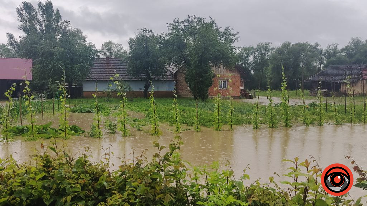 У Сопові через затоплення перекривають дорогу, вода зайшла в оселі 3