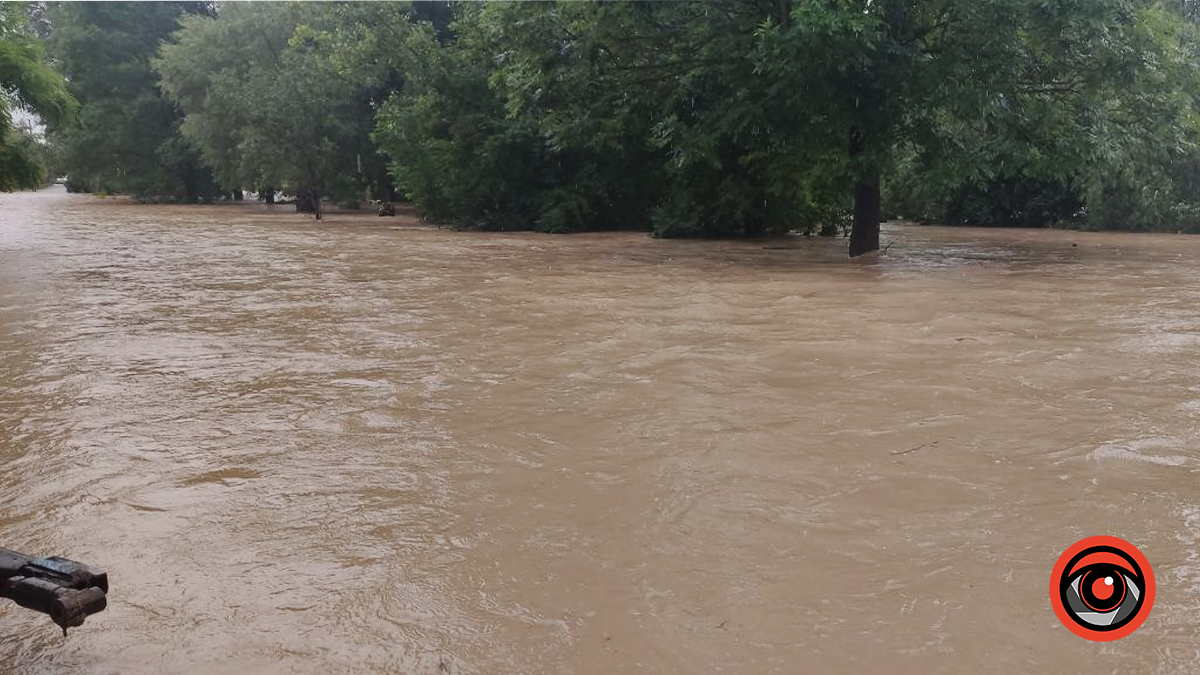 У Сопові через затоплення перекривають дорогу, вода зайшла в оселі 5