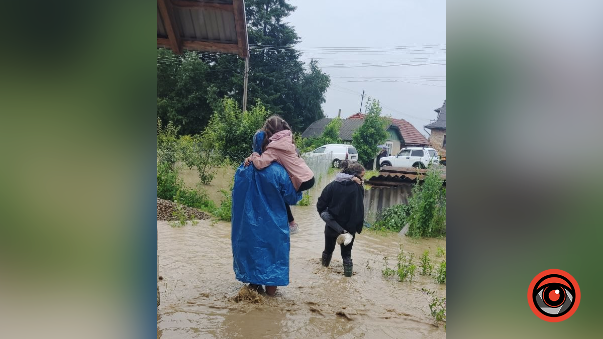 У Сопові через затоплення перекривають дорогу, вода зайшла в оселі