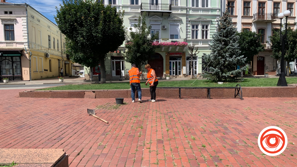 Комунальники вручну вичищають бруківку на площі Відродження, закуплений за 1,5 млн грн апарат ще не використовують 1