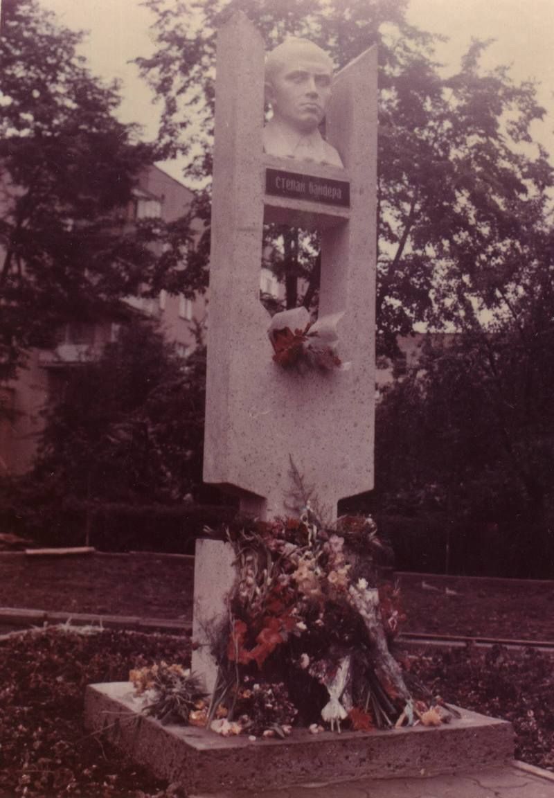 Історичні фото: як у 1991 році в Коломиї відкрили пам'ятник Бандері 4