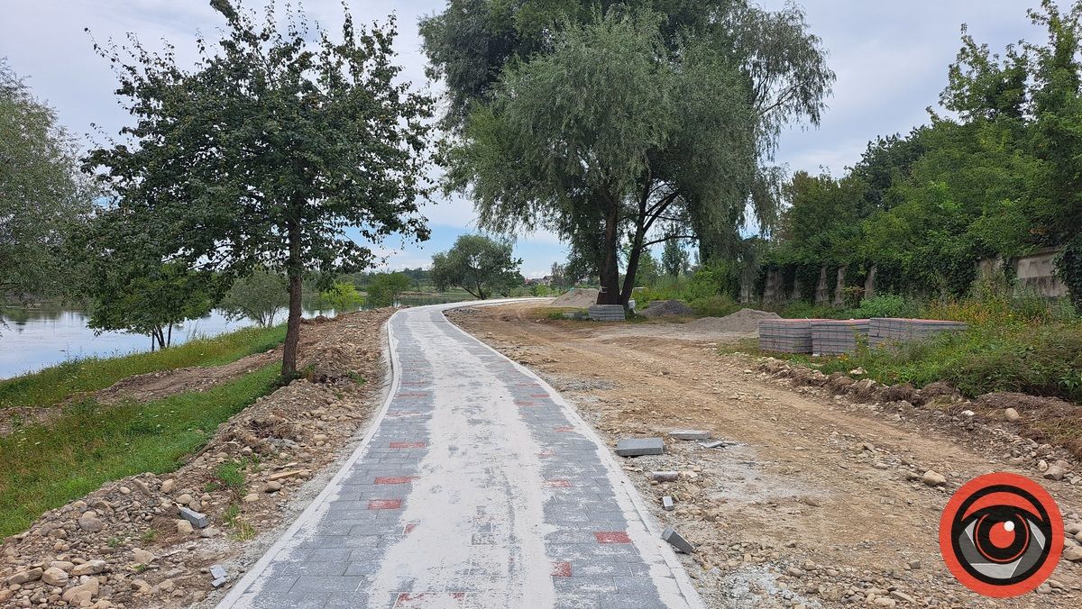 Як на Шевченківському озері в Коломиї укладають бруківку за понад 5 млн 700 тис грн 7