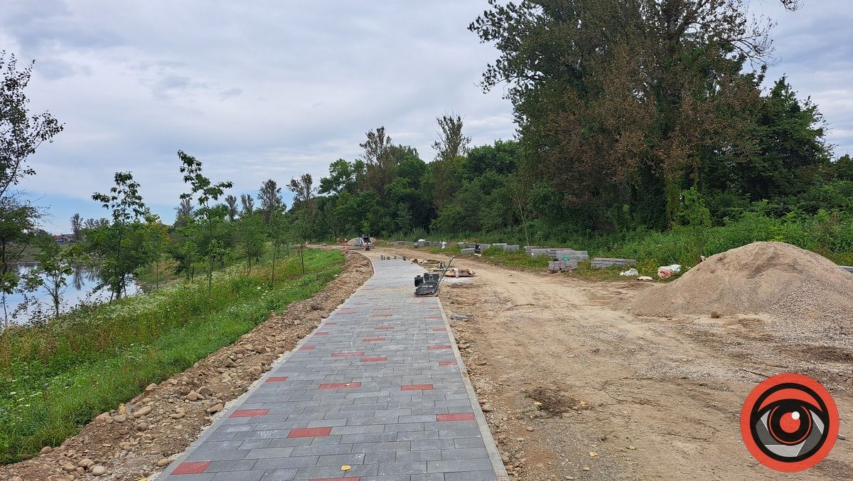 Як на Шевченківському озері в Коломиї укладають бруківку за понад 5 млн 700 тис грн 9