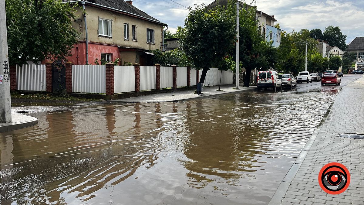 "Водойма на вулиці Валовій" — наслідки нічної грози у Коломиї | Фото 1