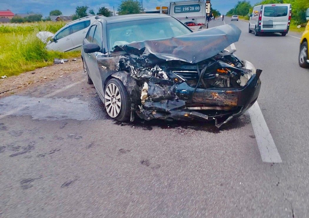 Автотроща на Снятинщині: на трасі "Коломия-Чернівці" зіткнулись кілька авто 1