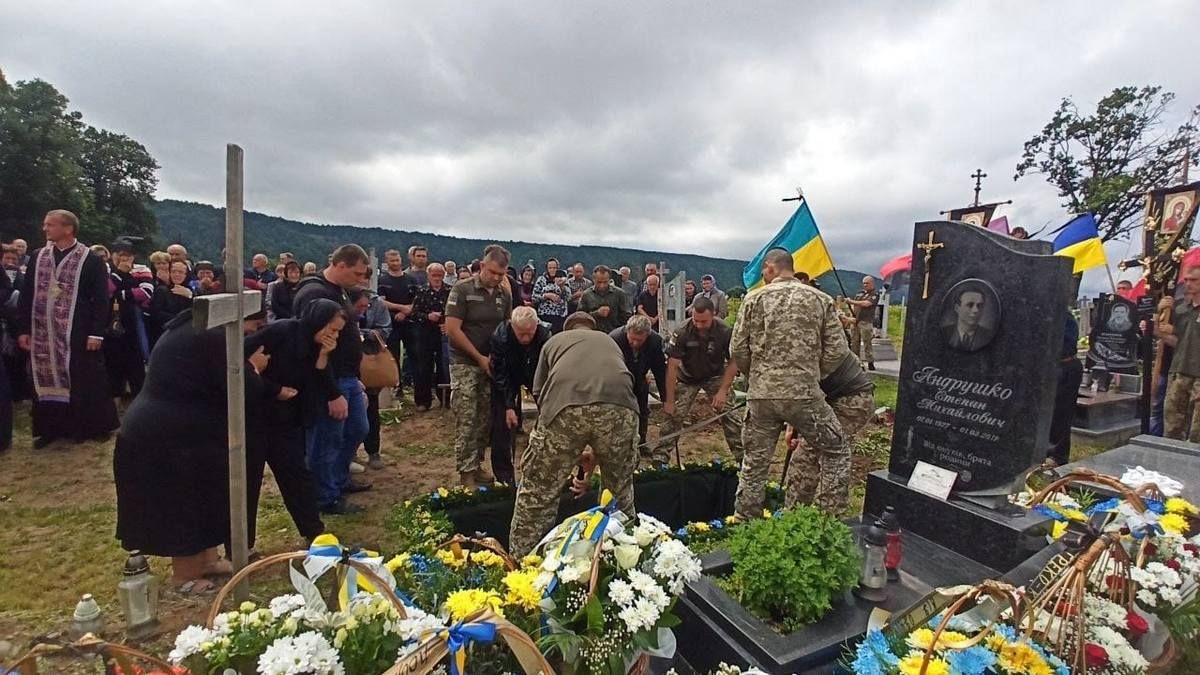 В Іванівцях провели в останню дорогу Героя Назарія Христана 4