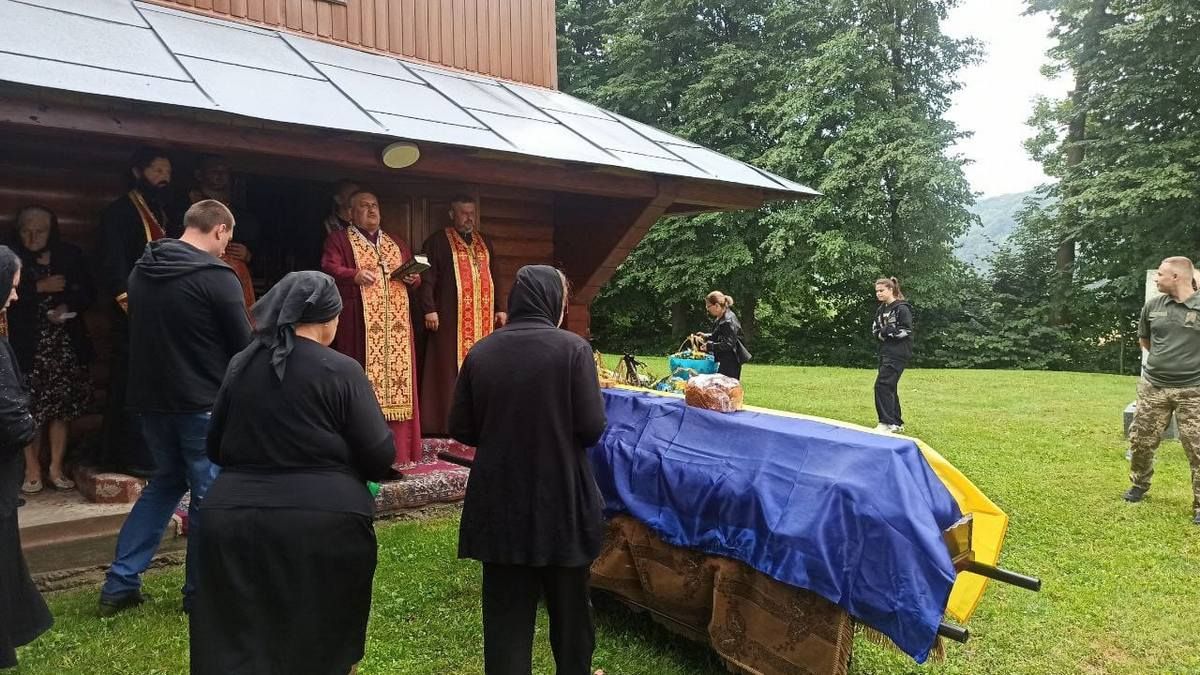 В Іванівцях провели в останню дорогу Героя Назарія Христана 5