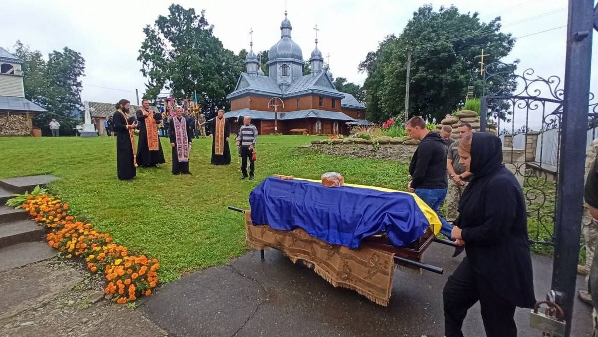 В Іванівцях провели в останню дорогу Героя Назарія Христана
