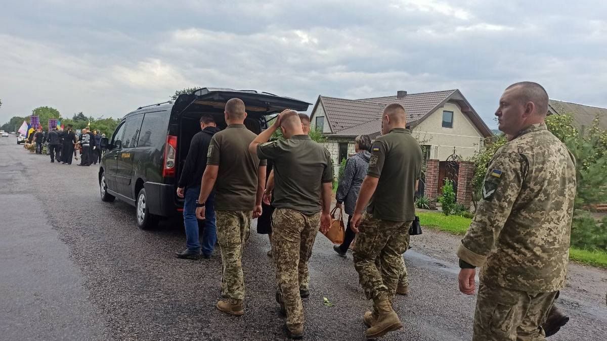 В Іванівцях провели в останню дорогу Героя Назарія Христана 8