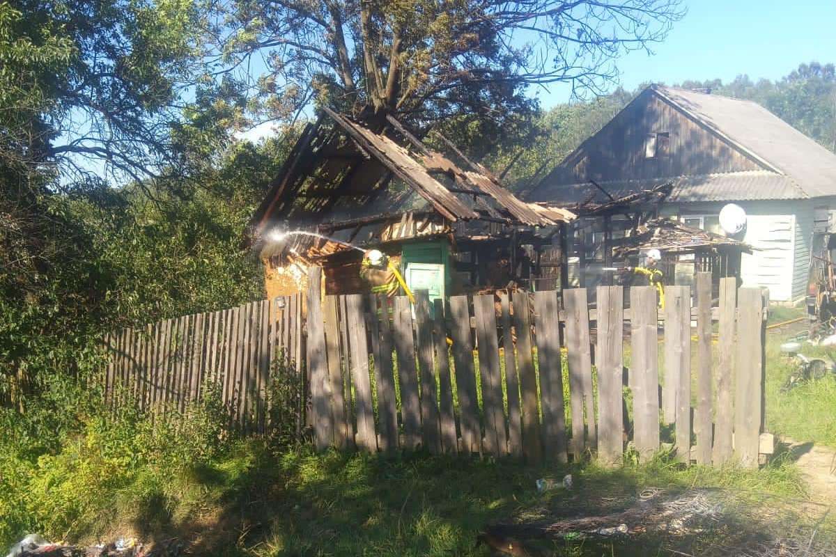 На Надвірнянщині вогонь вщент знищив будівлю 1