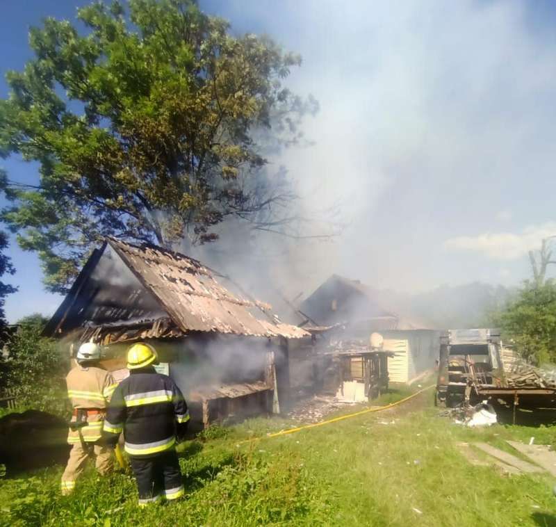 На Надвірнянщині вогонь вщент знищив будівлю 2