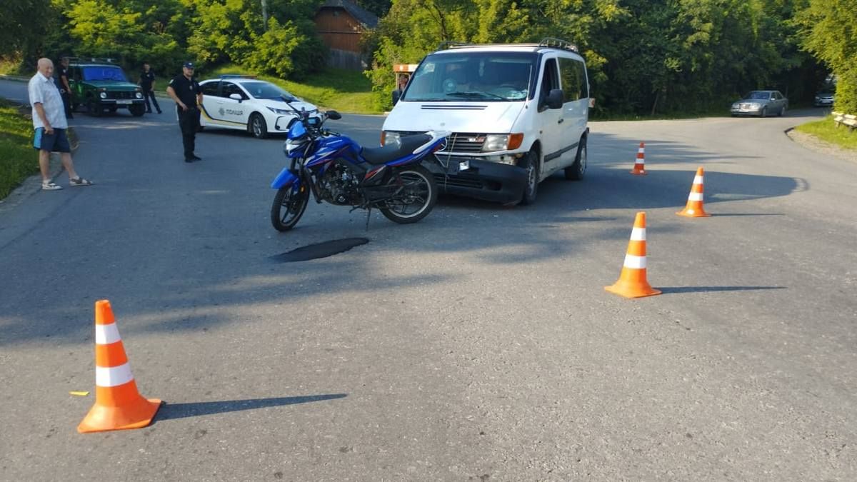 У Снятині не розминулись мікроавтобус та мотоцикл: є травмовані