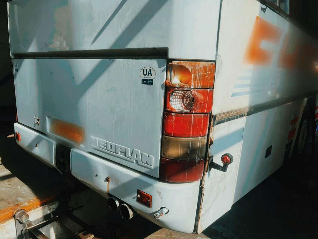 На Косівщині чоловіка затиснуло між двома автобусами через п'яного водія 1