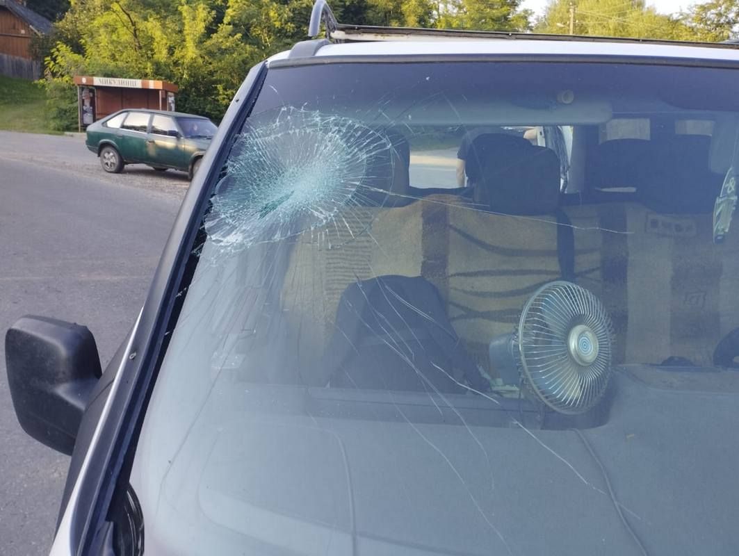 У Снятині не розминулись мікроавтобус та мотоцикл: є травмовані 1