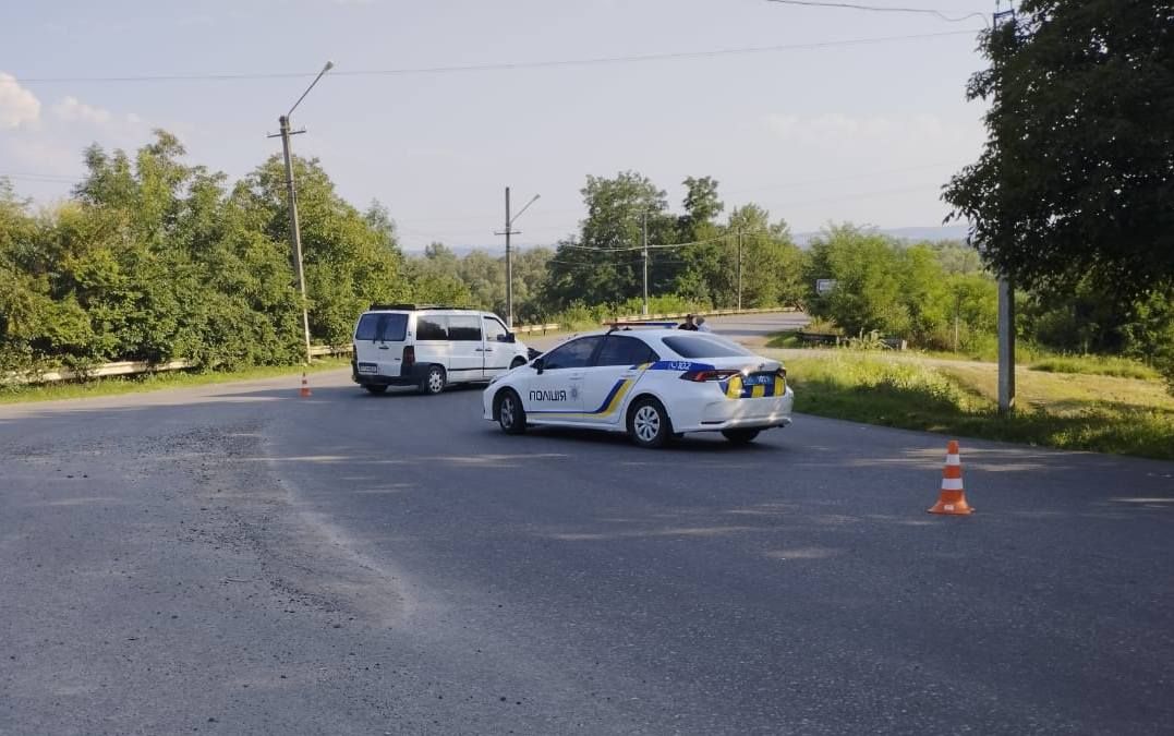 У Снятині не розминулись мікроавтобус та мотоцикл: є травмовані 2