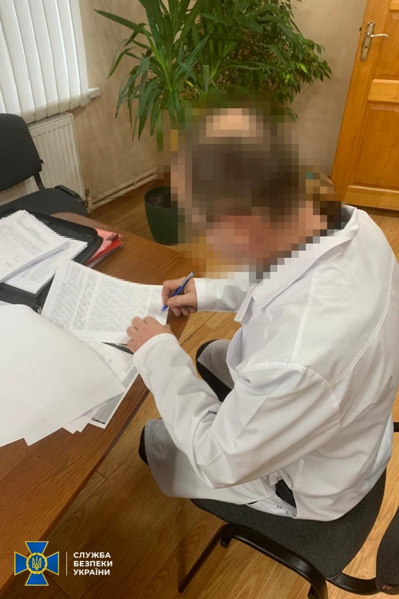 Начальниця з міськради, медикиня і її родич продавали на Прикарпатті фіктивні довідки про інвалідність 2