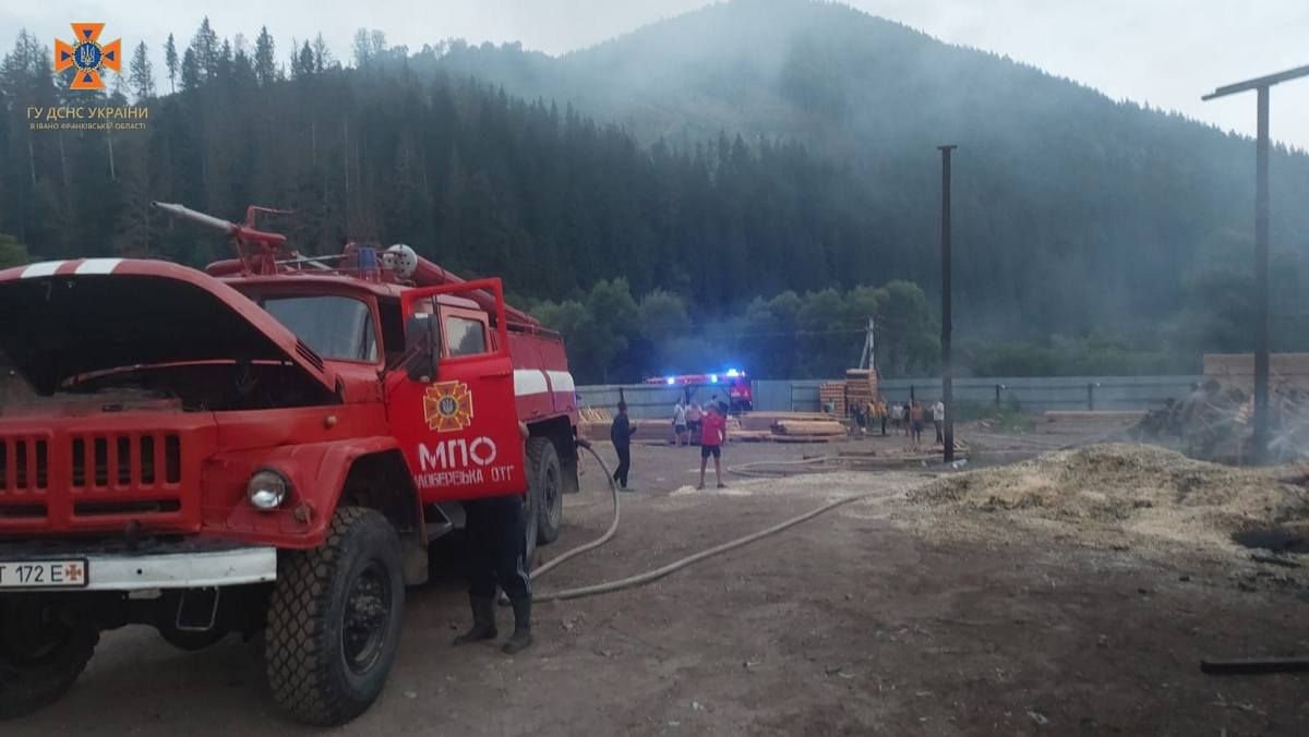 На Верховинщині горів цех з деревом прощею 800 м.кв. 2