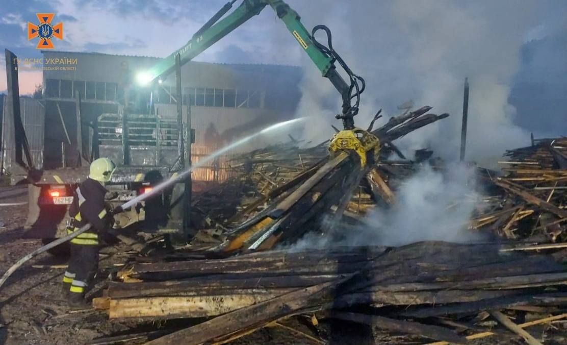 На Верховинщині горів цех з деревом прощею 800 м.кв. 3