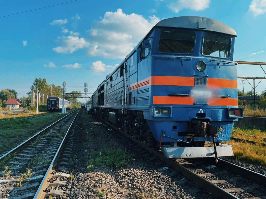 На Прикарпатті на чоловіка з велосипедом наїхав тепловоз 2