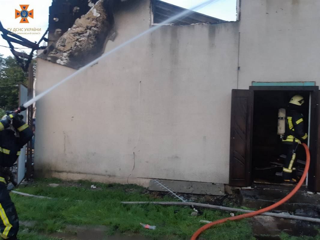 На Надвірнянщині палало кафе: вогонь гасили понад годину 1