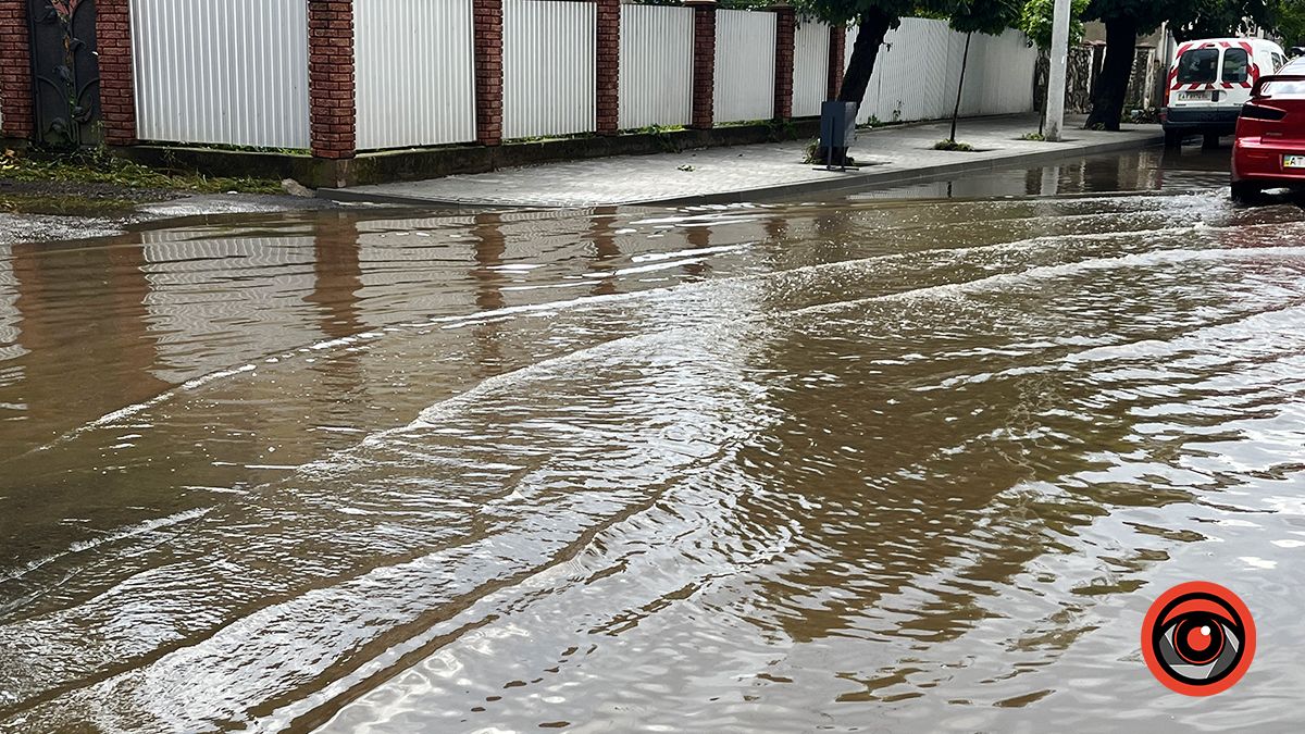 "Водойма на вулиці Валовій" — наслідки нічної грози у Коломиї | Фото 6