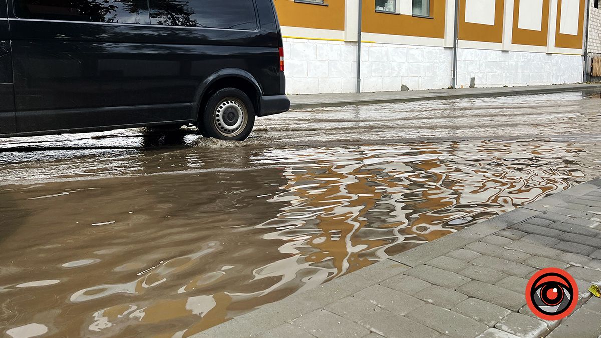 "Водойма на вулиці Валовій" — наслідки нічної грози у Коломиї | Фото 4