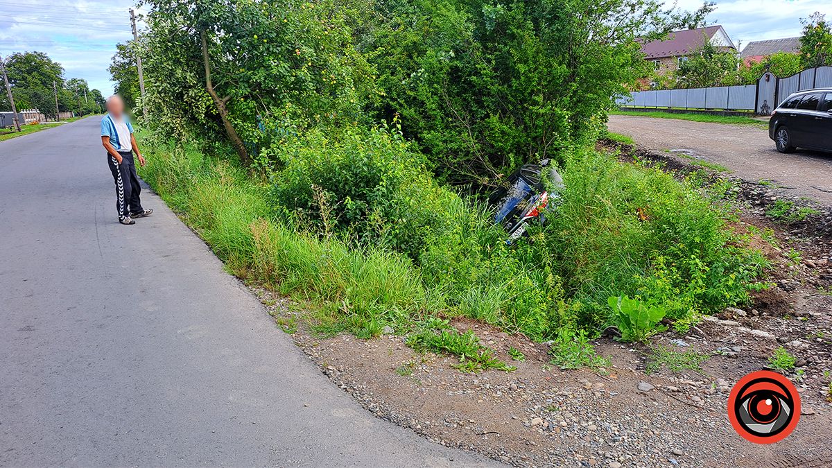 У Воскресінцях авто злетіло з дороги 2