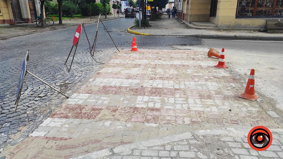 На переході по вул. Шевченка стару бруківку замінили на нову. Фотофакт