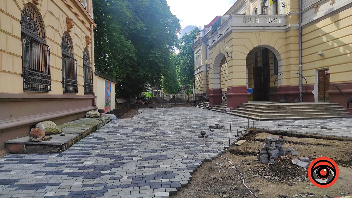 В чому ж сюрприз, вартістю майже 1 млн грн: зміни перед Народним Домом в Коломиї 1