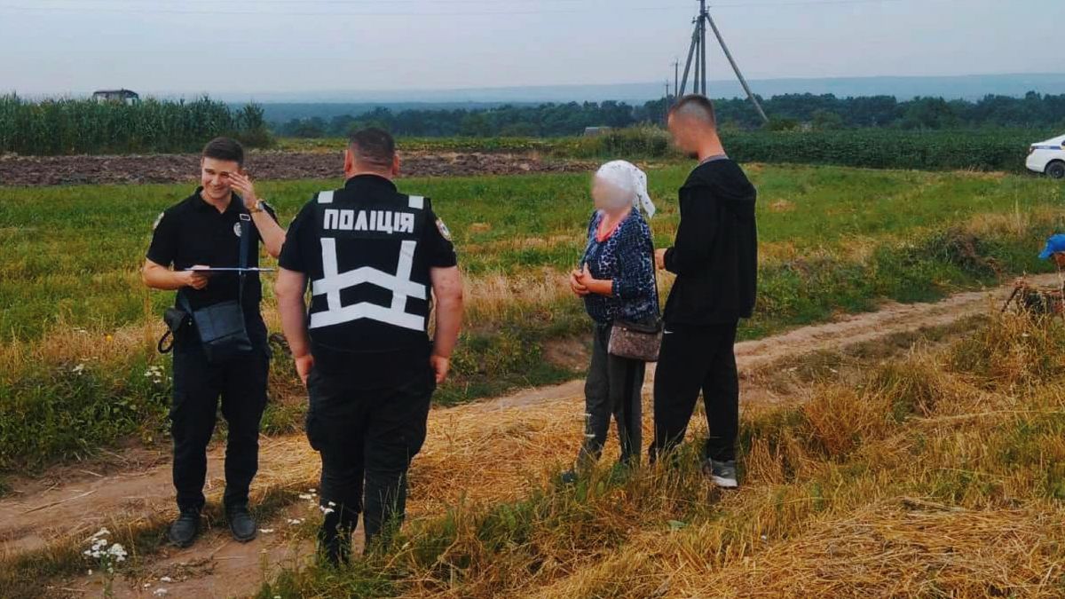 На Прикарпатті чоловік проткнув сусідку вилами 3