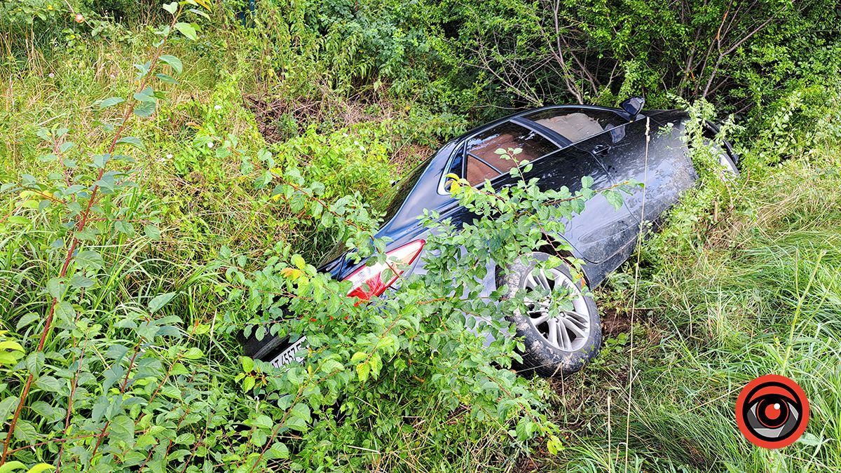 У Воскресінцях авто злетіло з дороги 3
