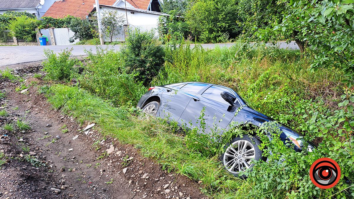 У Воскресінцях авто злетіло з дороги 1