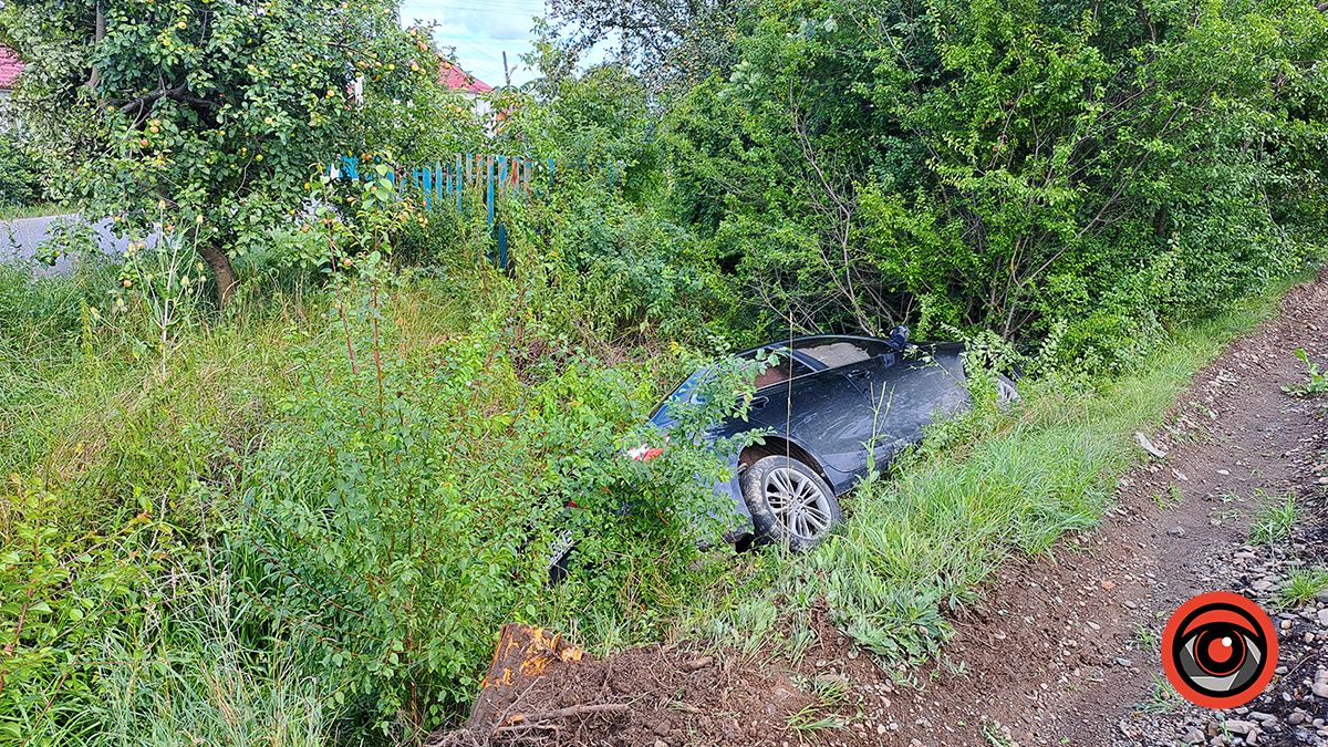 У Воскресінцях авто злетіло з дороги