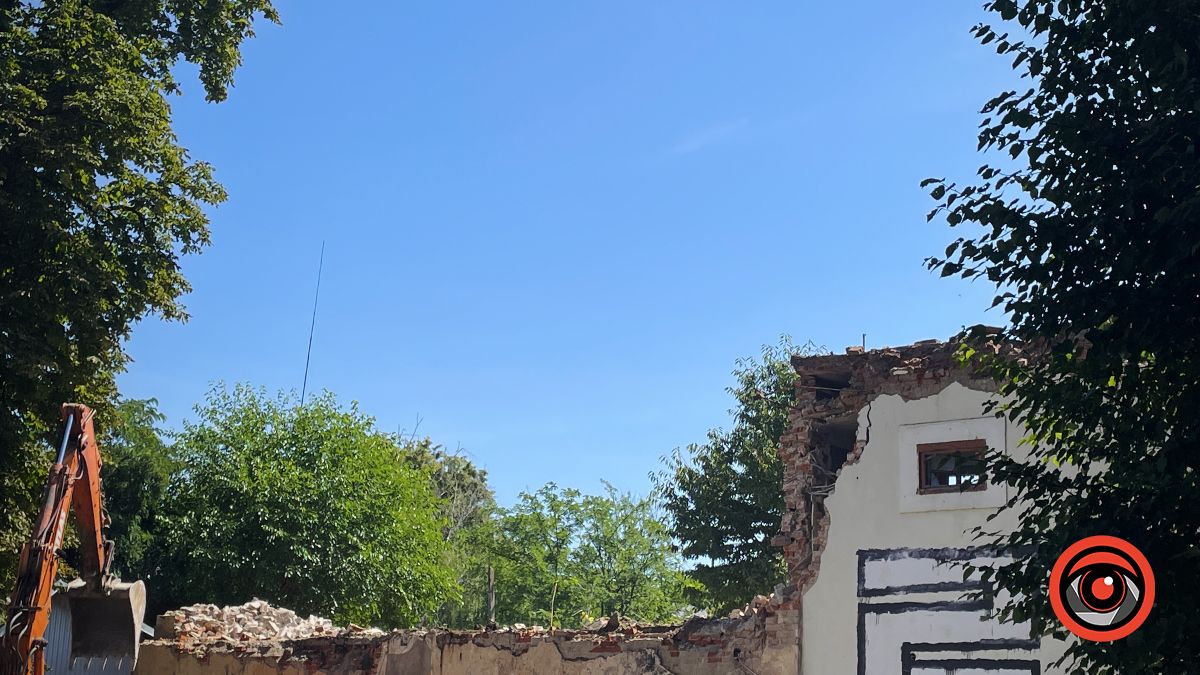 У центрі Коломиї зносять колишній кінотеатр "Джерело" 3