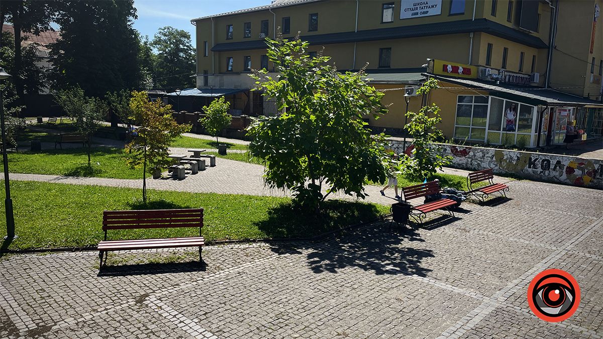 Фотофакт: у студентському сквері, що на коломийській стометрівці, оновили лавки 1
