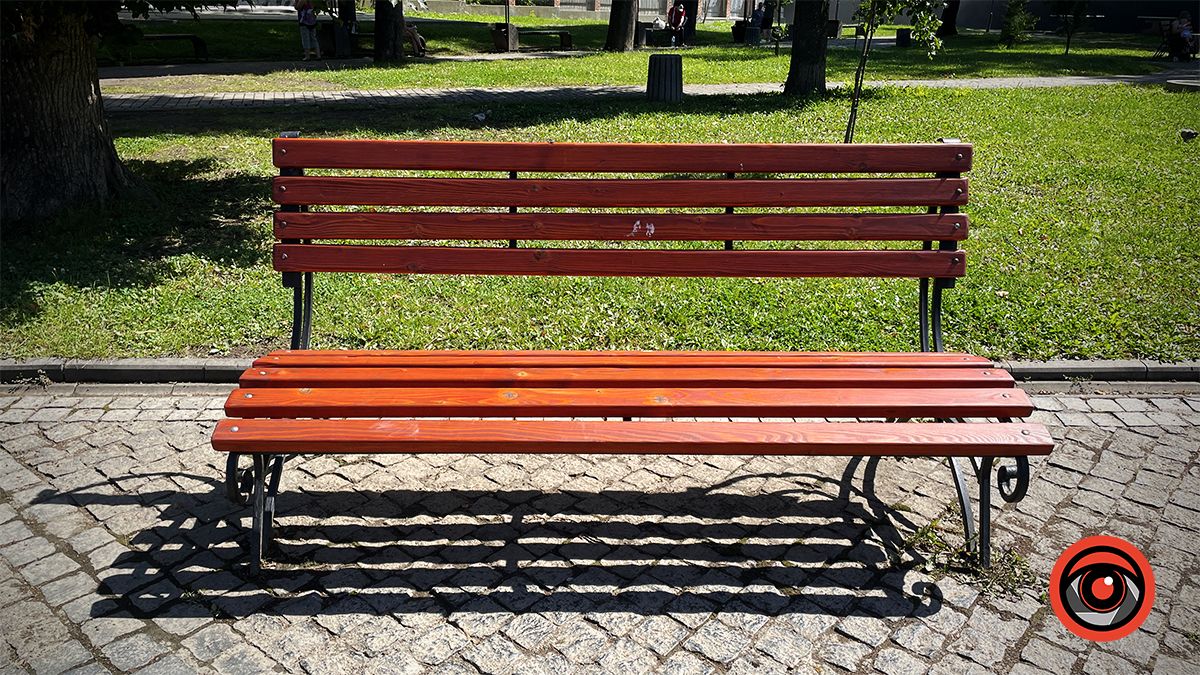 Фотофакт: у студентському сквері, що на коломийській стометрівці, оновили лавки 3