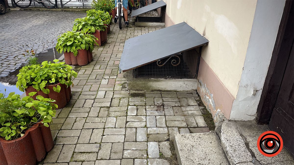 Для проходу - 45 см: не нові проблеми тротуару у центрі Коломиї 1