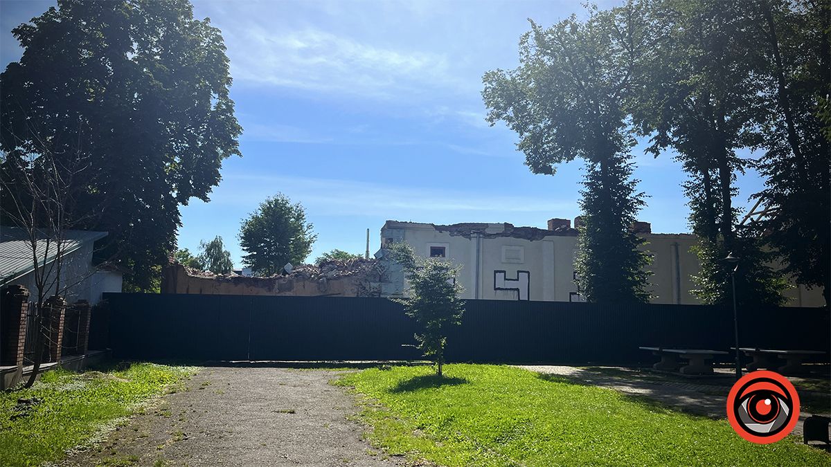 У центрі Коломиї зносять колишній кінотеатр "Джерело" 1