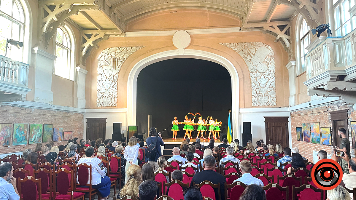 В День пам'яті захисників у Коломиї вручили відзнаки рідним полеглих Героїв 8