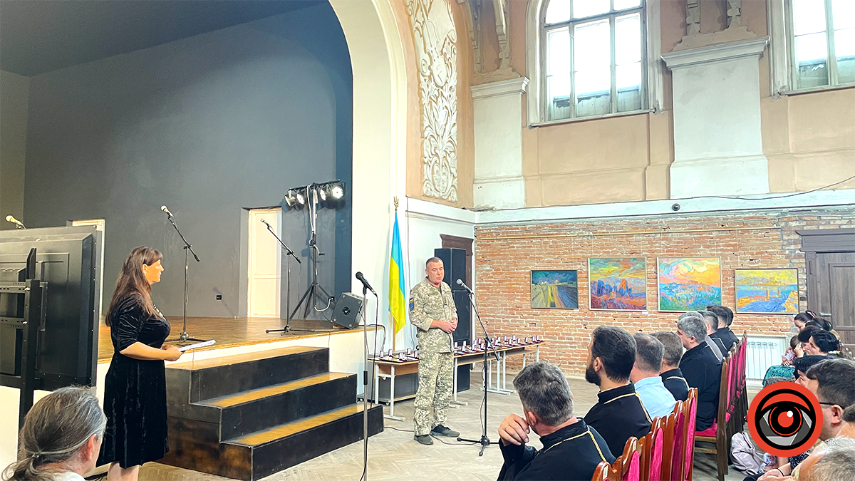 В День пам'яті захисників у Коломиї вручили відзнаки рідним полеглих Героїв 1