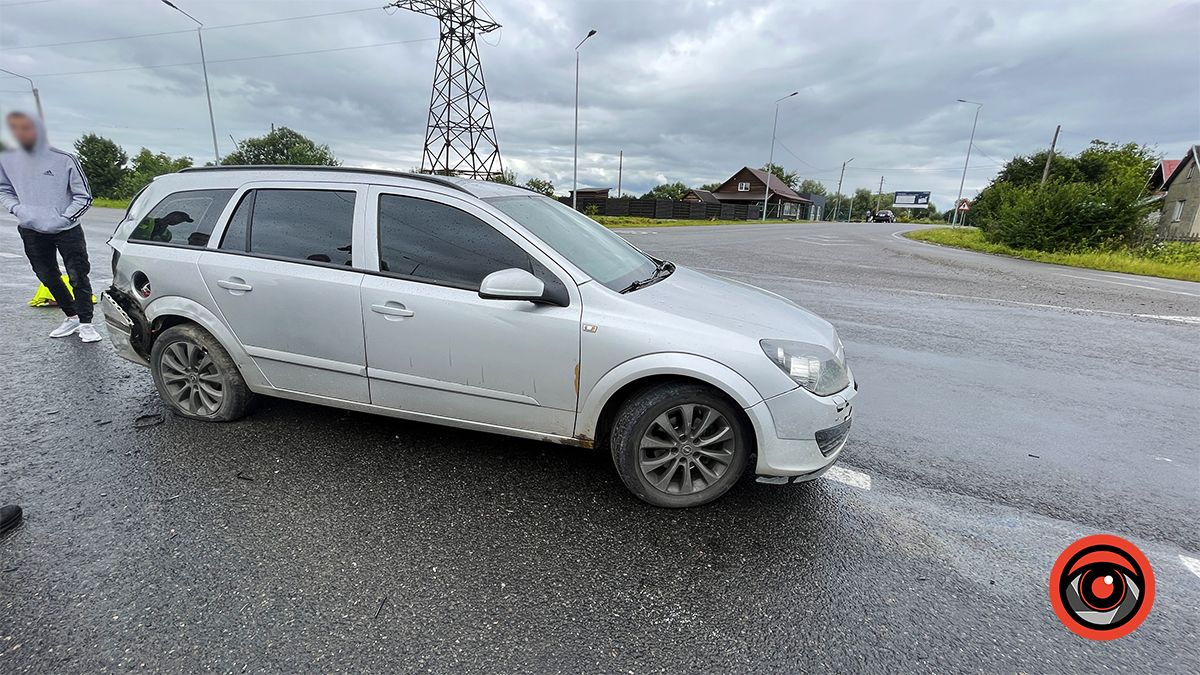 ДТП під Коломиєю за участі вантажівки та легковика 4